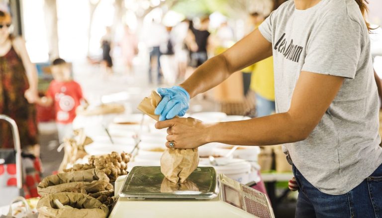 woman-seller-packing-food-her-customer-market2-min