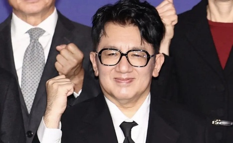 091518000_1740107273-Penampilan_Baru_Bang_Si_Hyuk_di_Publik_Sukses_Jadi_Sorotan_Netizen3