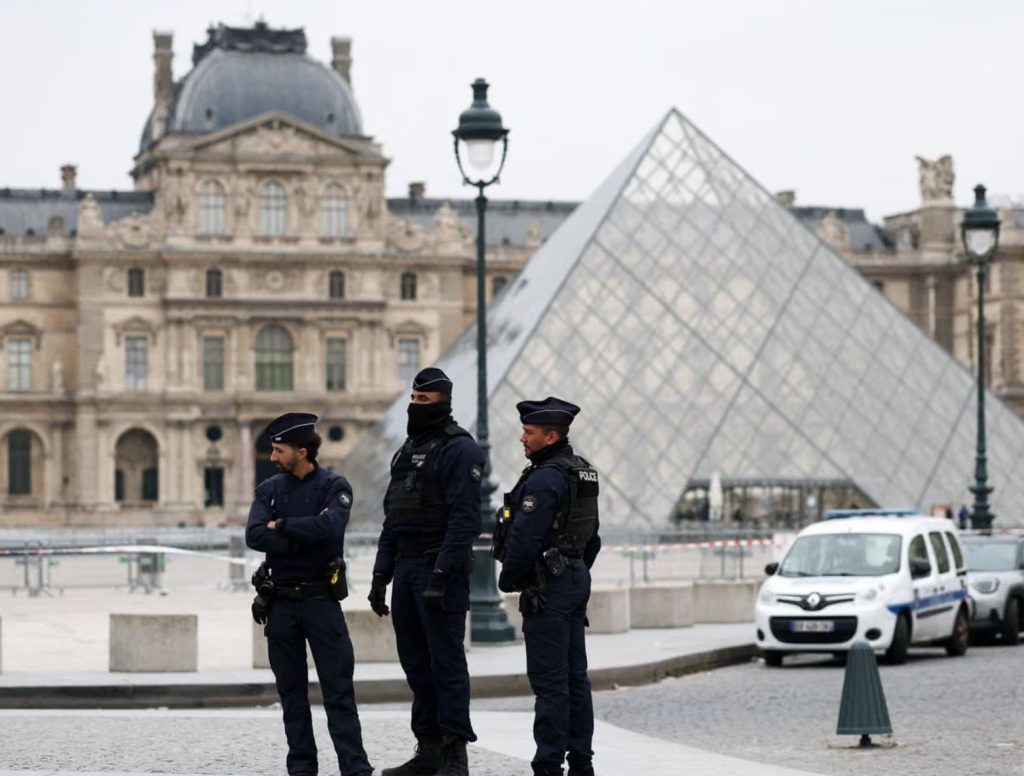 Museum-Louvre-Paris-1