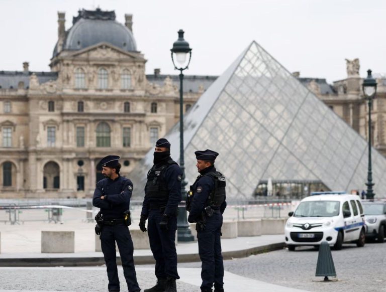 Museum-Louvre-Paris-1